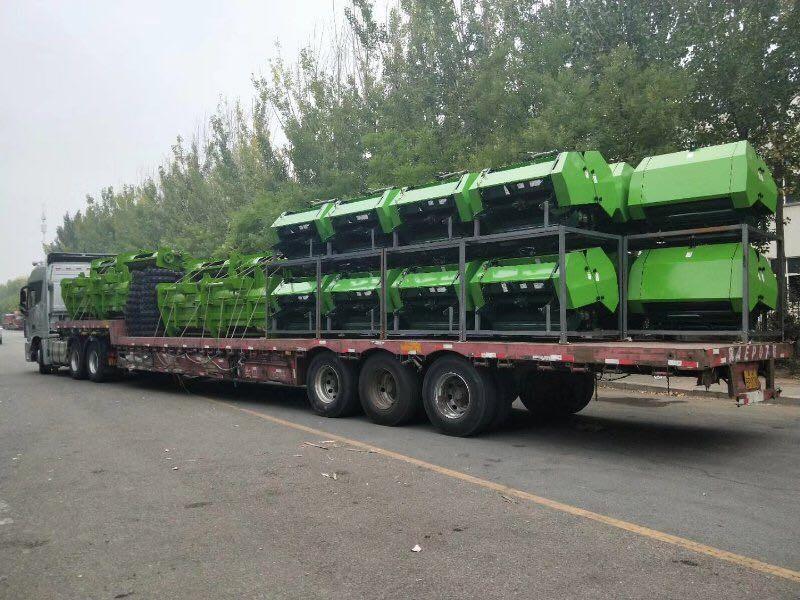 整車圓草捆秸稈打捆機發(fā)往經(jīng)銷商