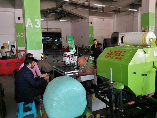 武漢國際農機展與國外客戶洽談