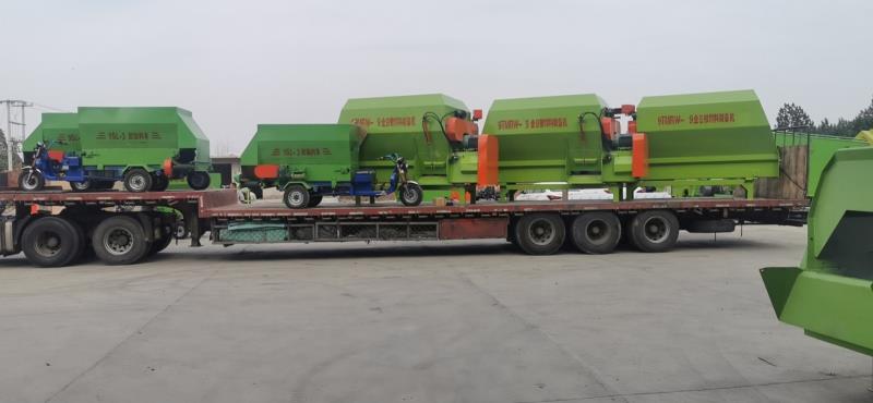 TMR全混合飼料攪拌機，飼草撒料車等整車發(fā)往內(nèi)蒙養(yǎng)殖大戶